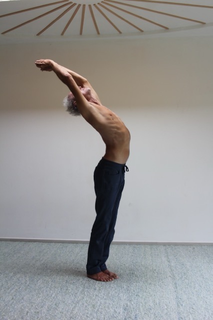 Yoga-Übung der stehende Halbmond für den Frieden, Schritt 4