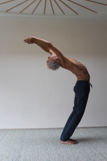 Yoga-Übung der stehende Halbmond für den Frieden, Schritt 5