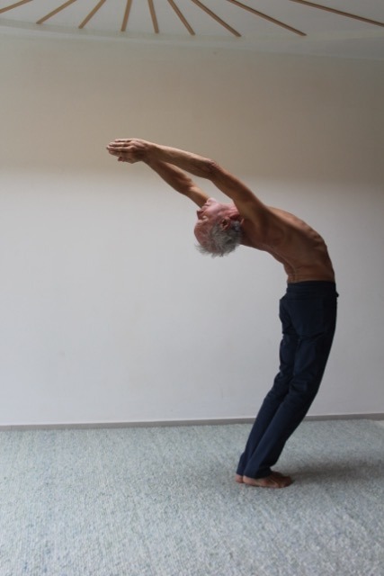 Yoga-Übung der stehende Halbmond für den Frieden, Schritt 1