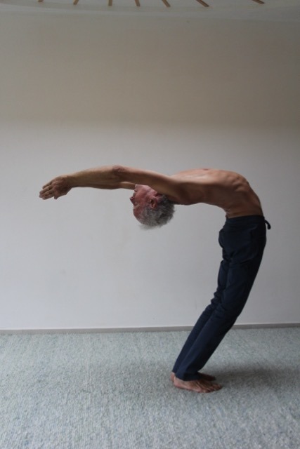 Yoga-Übung der stehende Halbmond für den Frieden, Schritt 8