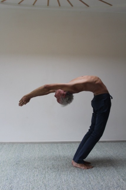 Yoga-Übung der stehende Halbmond für den Frieden, Schritt 9