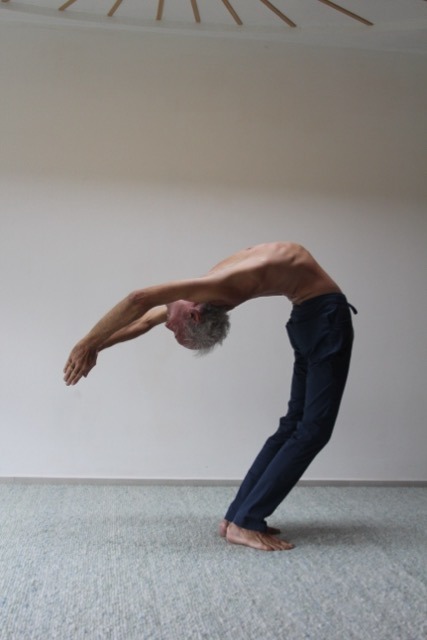 Yoga-Übung der stehende Halbmond für den Frieden, Schritt 10